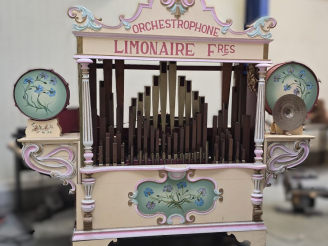 Vente aux enchères Orgue de foire 49 touches, reconstruit à partir d’éléments anciens d’o