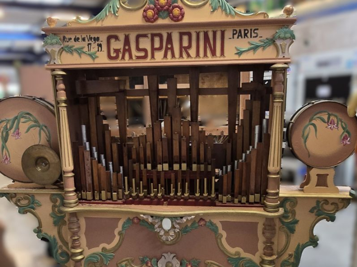 Orgue automatique de manège, 52 touches portant en façade le nom de Ga