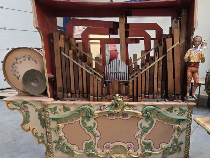 Orgue automatique de manège dans une façade à consoles, en bois peint.