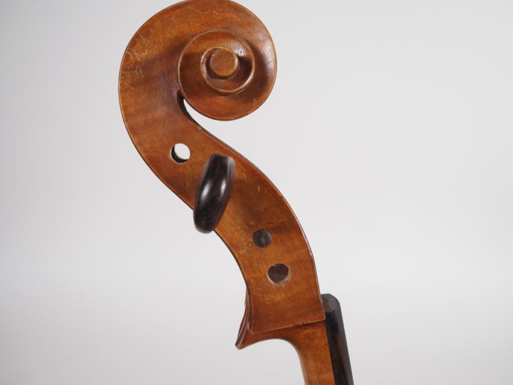 Violoncelle 	fait dans les ateliers JTL  Bon état	 753 mm A restaurer 
