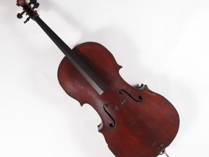 Violoncelle 	français portant l'étiquette apocryphe Louis GUERSAN. 7/8