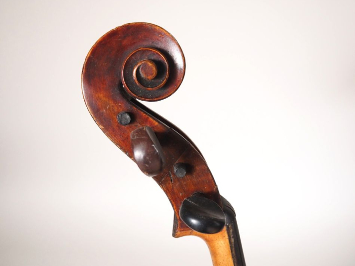 Violoncelle 	français portant l'étiquette apocryphe Louis GUERSAN. 7/8