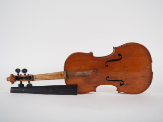 Vente aux enchères Violon 	fait dans les pays de l’Est vers 1890-1900	. 352mm. 	mauvais é