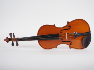 Vente aux enchères Intéressant violon fait à Mirecourt vers 1930 signé "LAVEST". 356 mm P