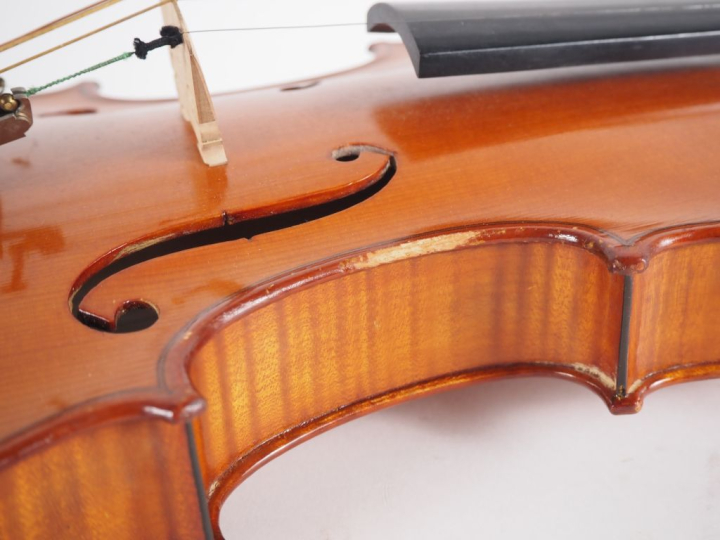 Intéressant violon fait à Mirecourt vers 1930 signé "LAVEST". 356 mm P