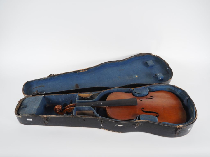 Violon 	allemand fait vers 1910-1915. 	361mm 	mauvais état	, cassures 