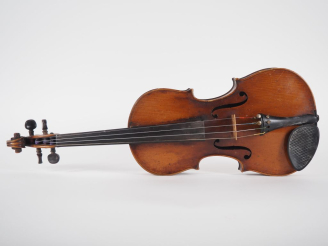Vente aux enchères Violon	 fait dans les pays de l’Est.  357mm  	mauvais état	 cassure d'