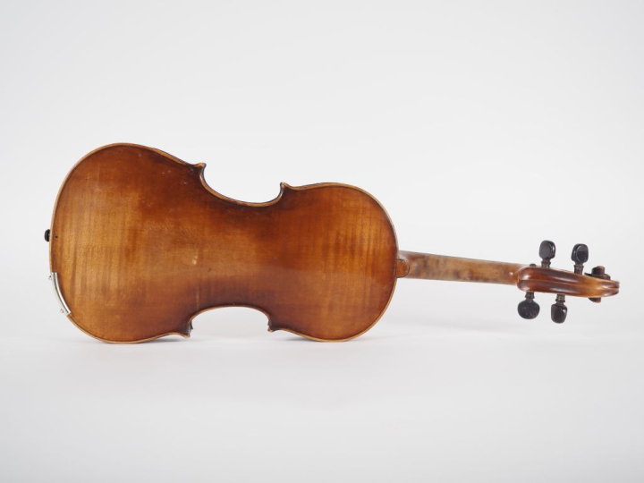 Violon	 fait dans les pays de l’Est.  357mm  	mauvais état	 cassure d'