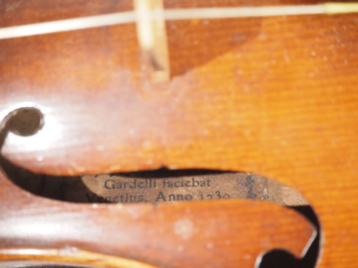 Violon	 fait dans les pays de l’Est.  357mm  	mauvais état	 cassure d'