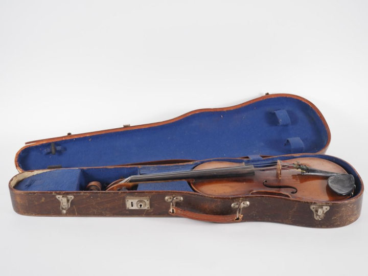 Violon	 fait dans les pays de l’Est.  357mm  	mauvais état	 cassure d'