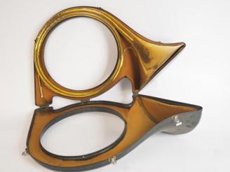 Vente aux enchères François PERINET Paris. Trompe de chasse en laiton, dans son étui. Sig