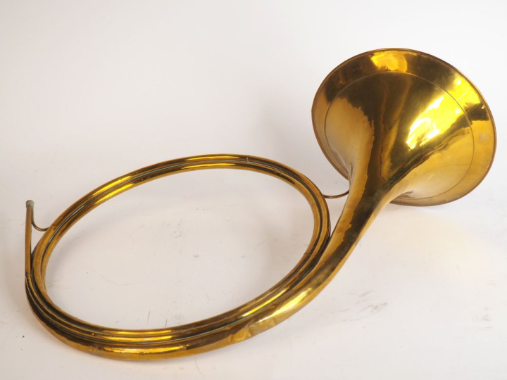 François PERINET Paris. Trompe de chasse en laiton, dans son étui. Sig