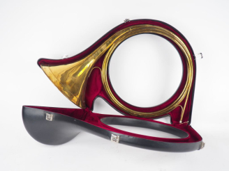 Vente aux enchères François PERINET Paris. Trompe de chasse en laiton dans son étui. Sign