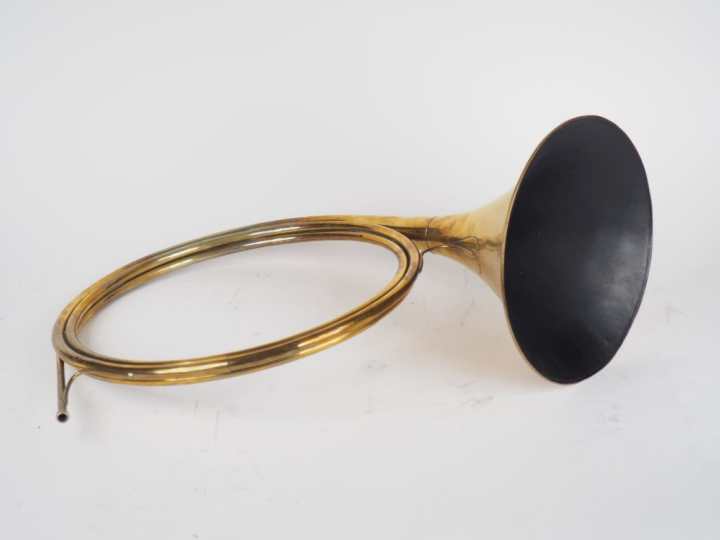 François PERINET Paris. Trompe de chasse en laiton dans son étui. Sign