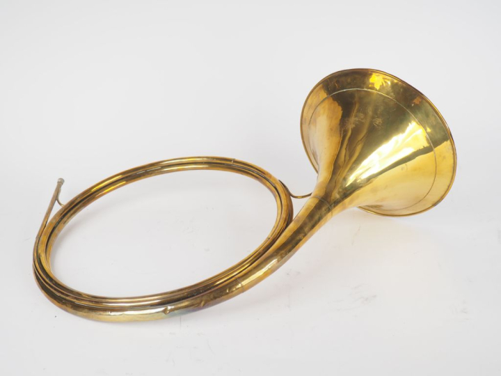 François PERINET Paris. Trompe de chasse en laiton dans son étui. Sign