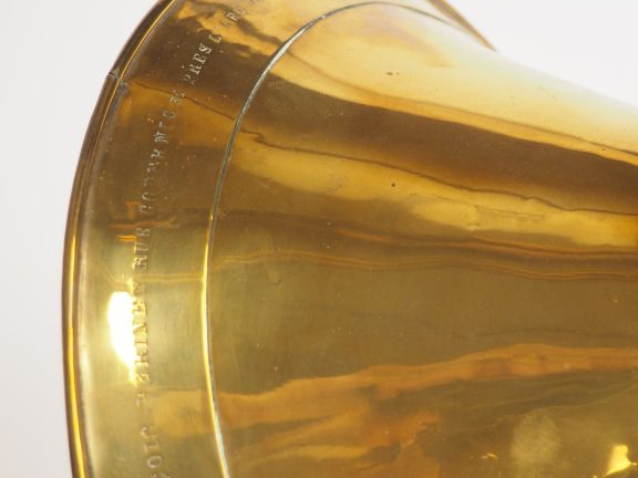 François PERINET Paris. Trompe de chasse en laiton dans son étui. Sign