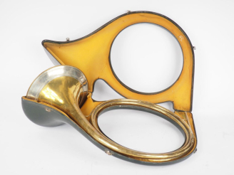 Vente aux enchères P. GAUTIE   FILS. Trompe de chasse dans son étui. Signée.