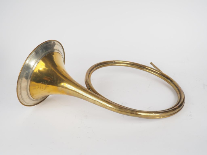 P. GAUTIE   FILS. Trompe de chasse dans son étui. Signée.