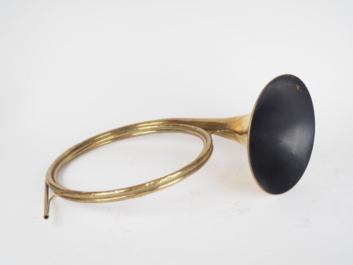 P. GAUTIE   FILS. Trompe de chasse dans son étui. Signée.