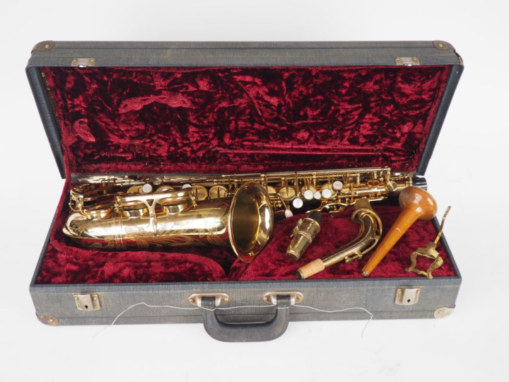 Henri SELLMER. Saxophone Alto en laiton n°170549, avec ses accessoires