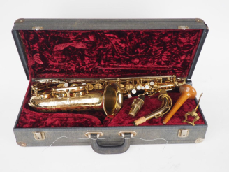 Vente aux enchères Henri SELLMER. Saxophone Alto en laiton n°170549, avec ses accessoires