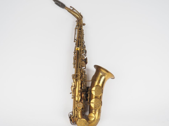 Ernest BENISCH. Saxophone Alto en laiton. Signé. (Oxydations).