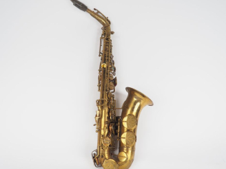 Vente aux enchères Ernest BENISCH. Saxophone Alto en laiton. Signé. (Oxydations).