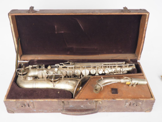 Vente aux enchères MASSPACHER. Saxophone Alto en métal argenté.