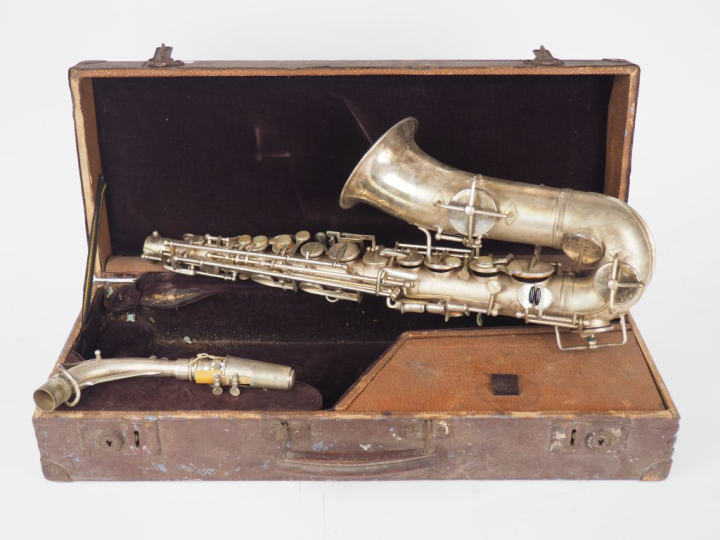 MASSPACHER. Saxophone Alto en métal argenté.