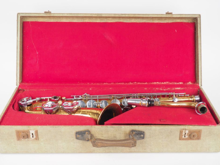 DOLNET Paris. Saxophone tenor. Signé.