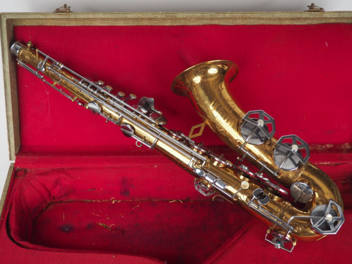 DOLNET Paris. Saxophone tenor. Signé.