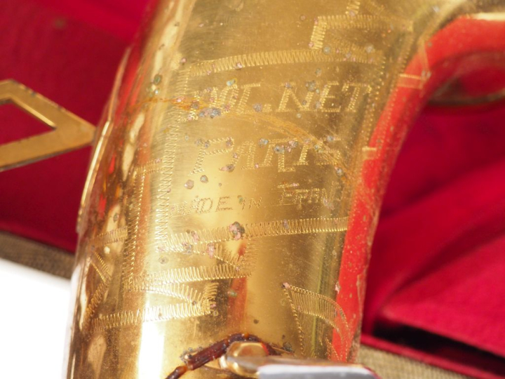 DOLNET Paris. Saxophone tenor. Signé.