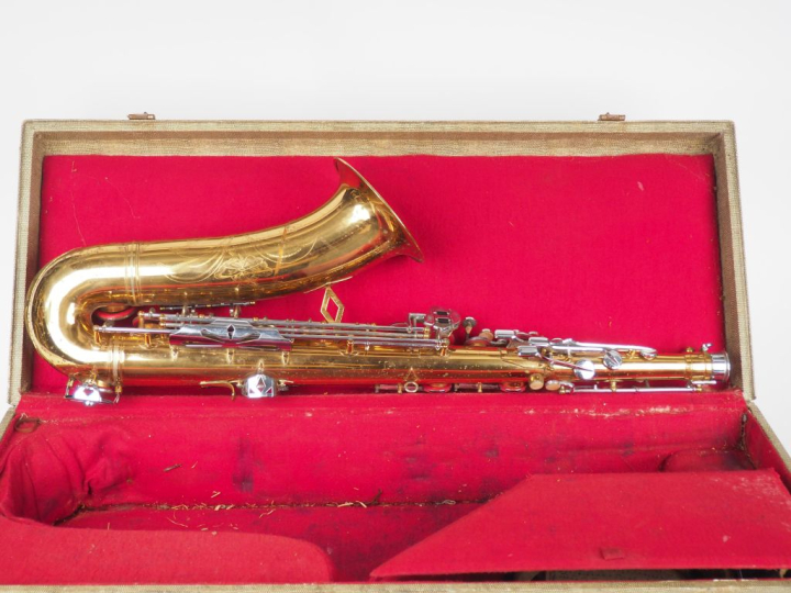 DOLNET Paris. Saxophone tenor. Signé.