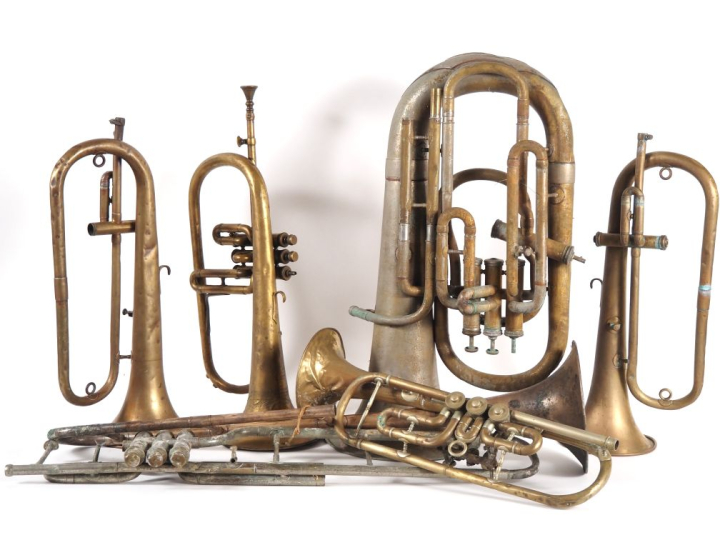 COUESNON. Tuba. Signé. (Manques). On y joint :  4 bugle, dont 3 signés