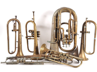 Vente aux enchères COUESNON. Tuba. Signé. (Manques). On y joint :  4 bugle, dont 3 signés