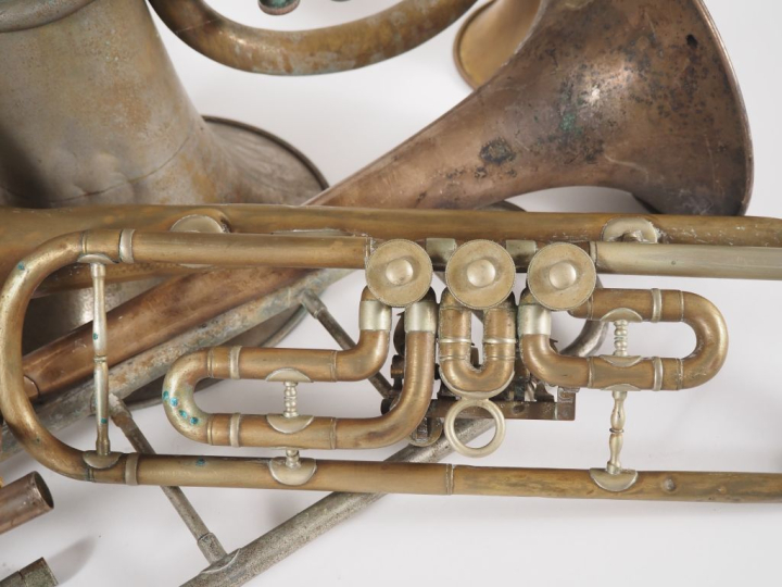 COUESNON. Tuba. Signé. (Manques). On y joint :  4 bugle, dont 3 signés