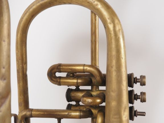COUESNON. Tuba. Signé. (Manques). On y joint :  4 bugle, dont 3 signés