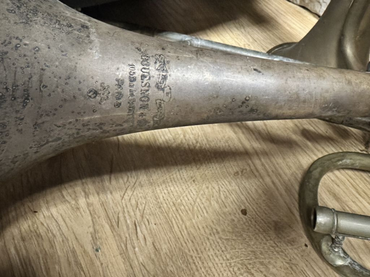 COUESNON. Tuba. Signé. (Manques). On y joint :  4 bugle, dont 3 signés