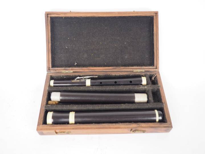 RAVER à Bordeaux. Flûte en trois parties de grenadille. Signée.