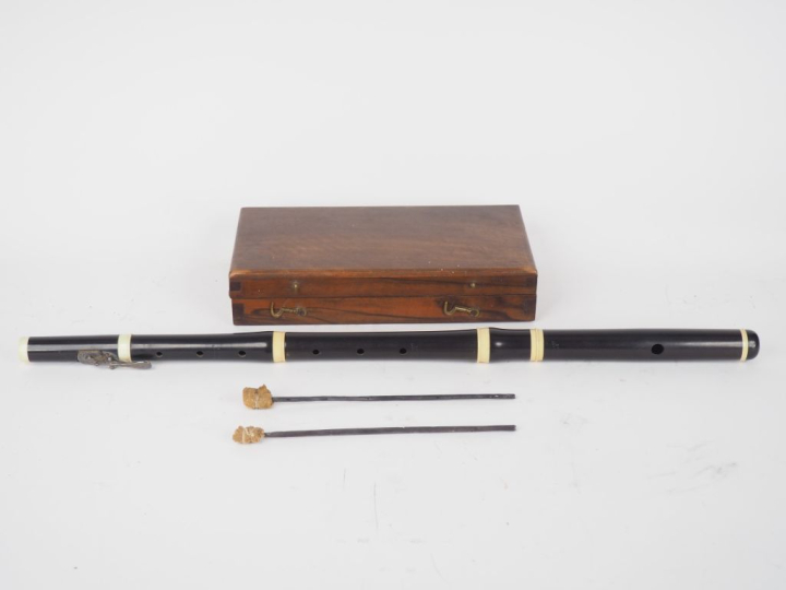 RAVER à Bordeaux. Flûte en trois parties de grenadille. Signée.