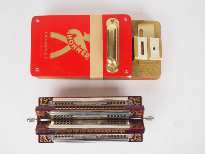 HOHNER. Harmonica multiple tremolo Sextet. Signé.  On y joint un souff