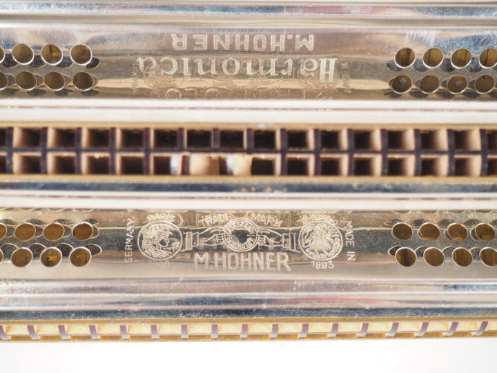 HOHNER. Harmonica multiple tremolo Sextet. Signé.  On y joint un souff