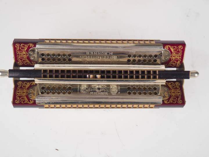 HOHNER. Harmonica multiple tremolo Sextet. Signé.  On y joint un souff