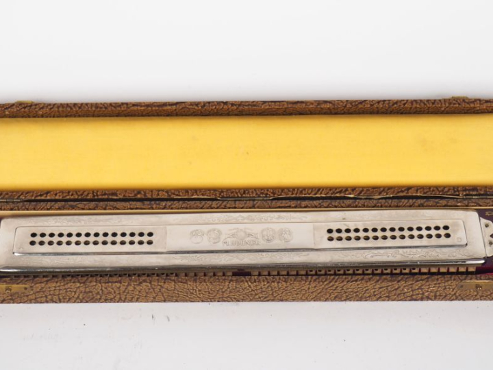HOHNER. Harmonica Tremolo, dans son coffret. Signé.