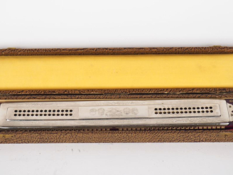 Vente aux enchères HOHNER. Harmonica Tremolo, dans son coffret. Signé.