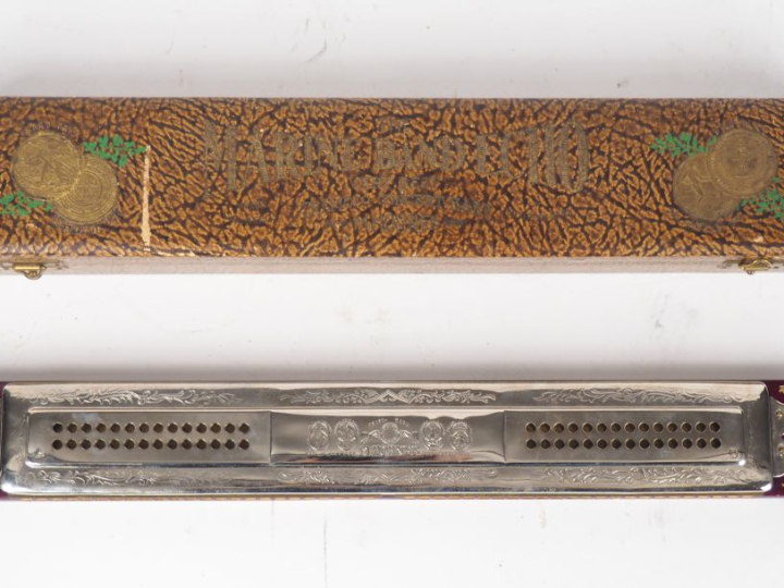 HOHNER. Harmonica Tremolo, dans son coffret. Signé.