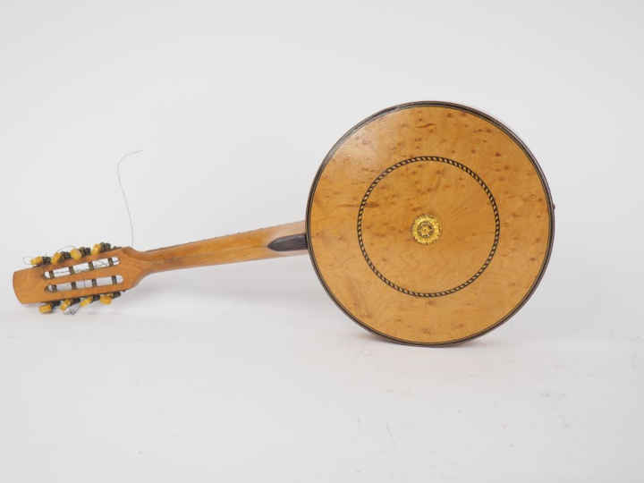 Banjo Mandoline en bois et peau.