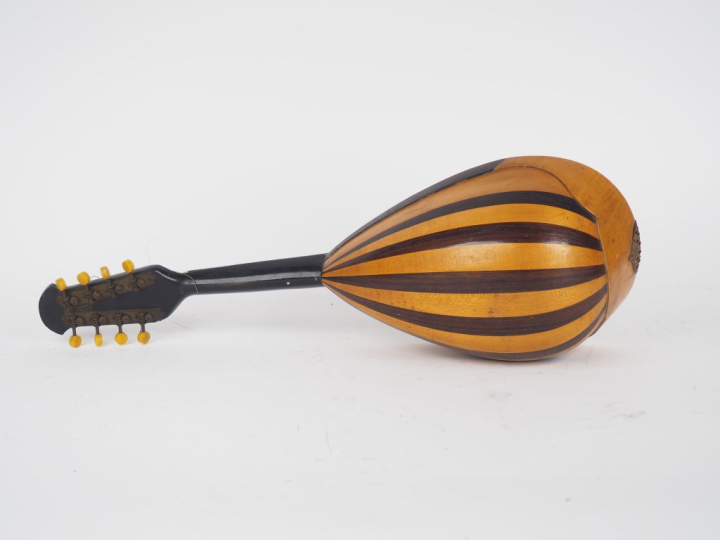 Mandoline napolitaine en bois.