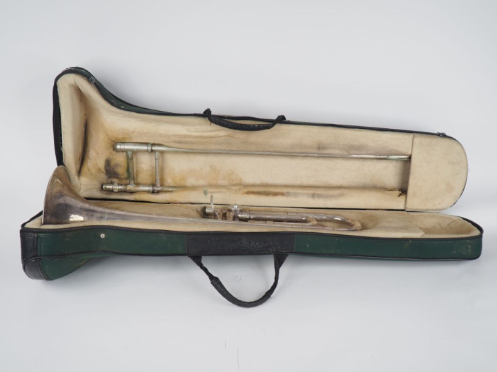 Antoine COURTOIS à Paris. Trombone Symphonie 400 n° 25808. (Oxydations