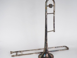 Vente aux enchères Antoine COURTOIS à Paris. Trombone n°12681 en métal argenté, dans son 